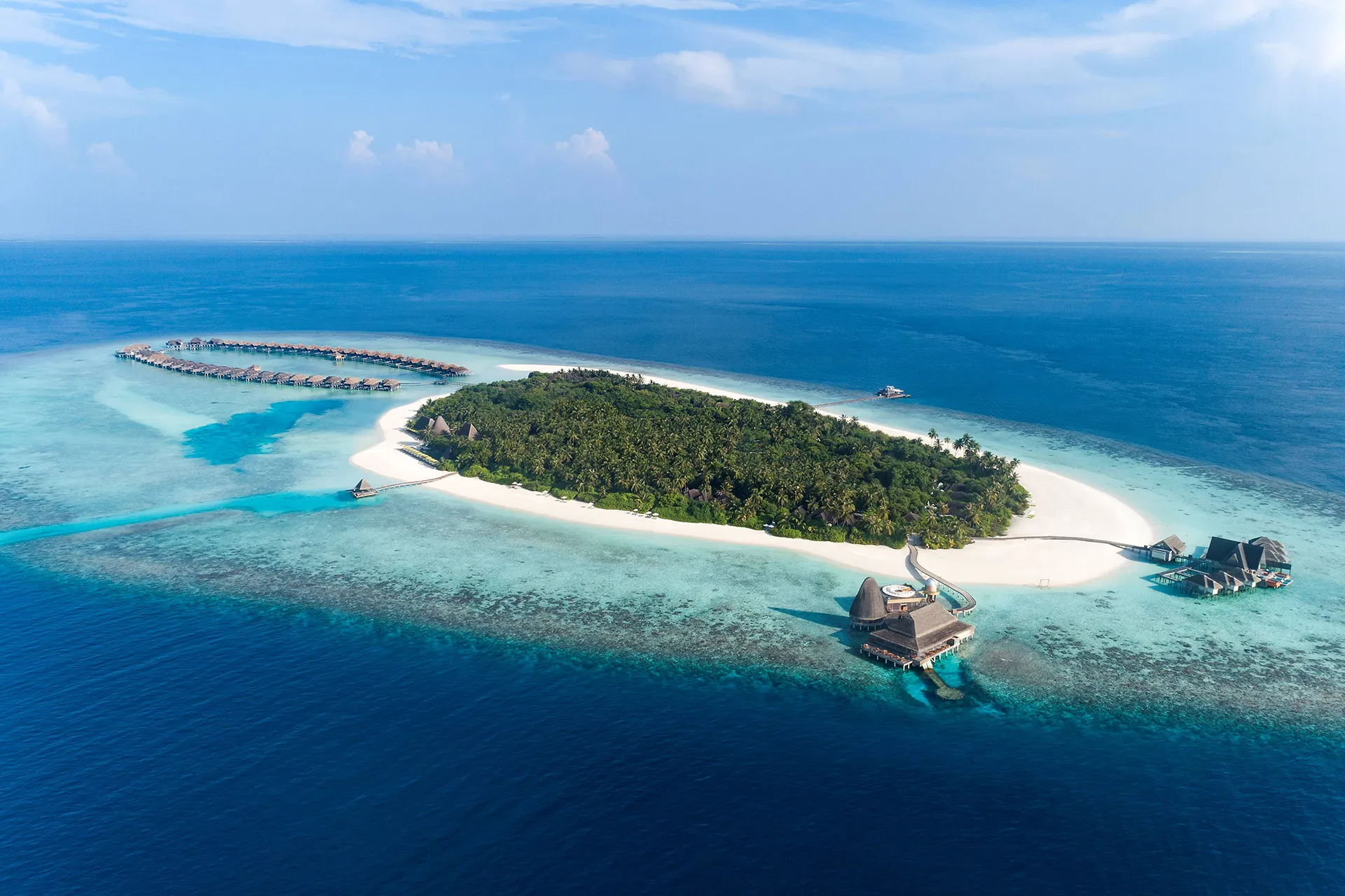 Maledivische Luxusinsel aus Vogelperspektive