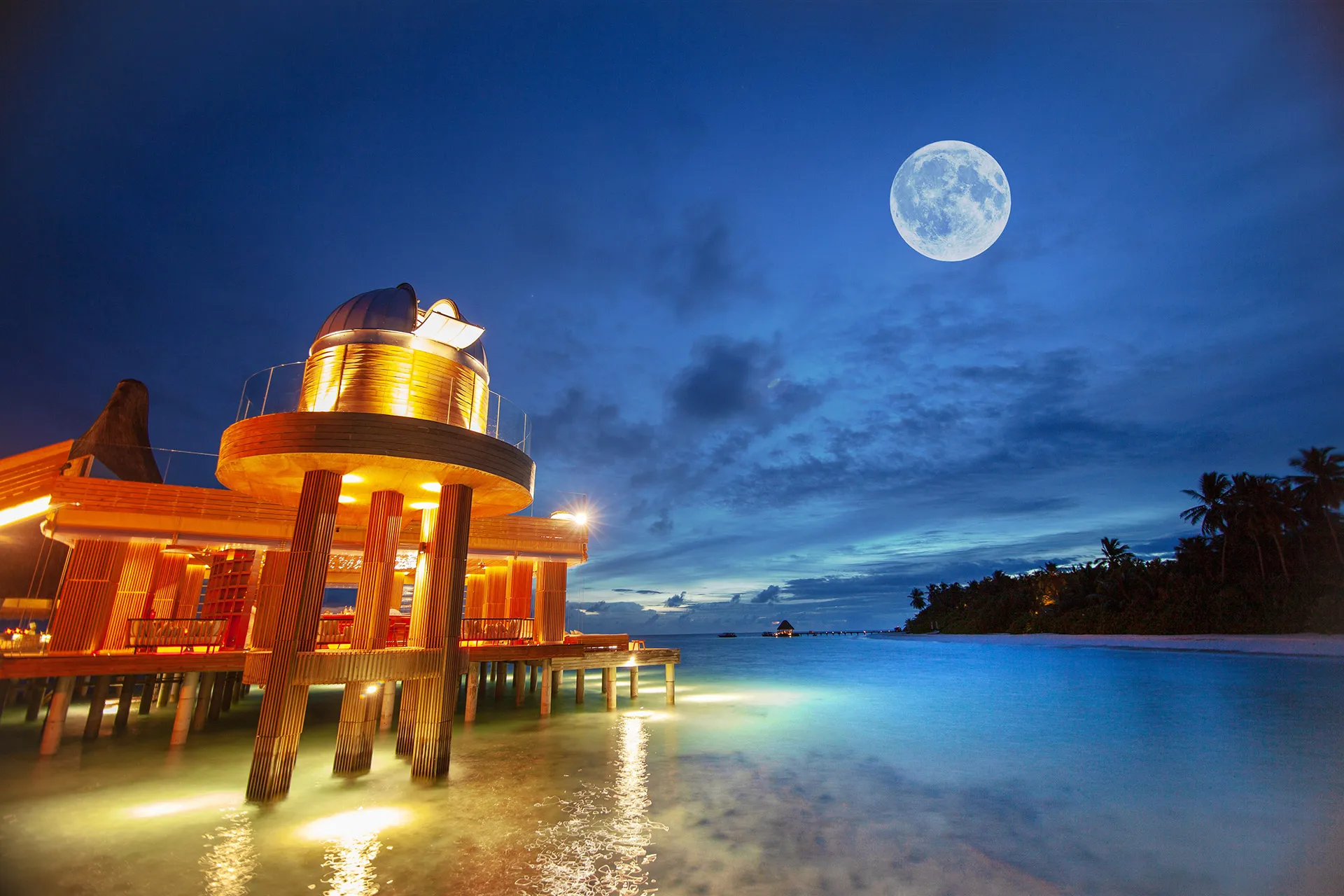Observatorium im Meer bei Nacht