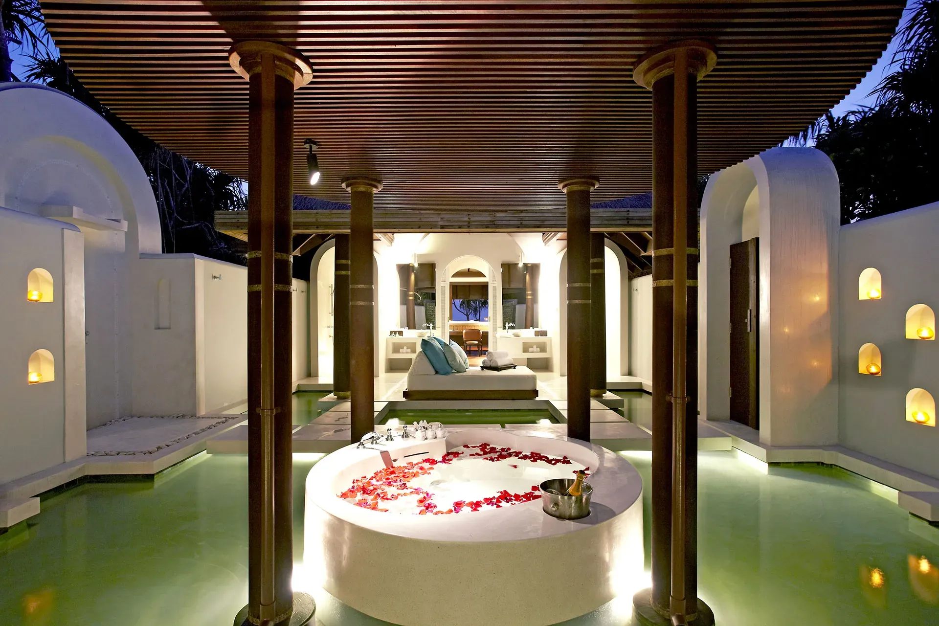 Luxuriöses Rosenbad in einem Spa