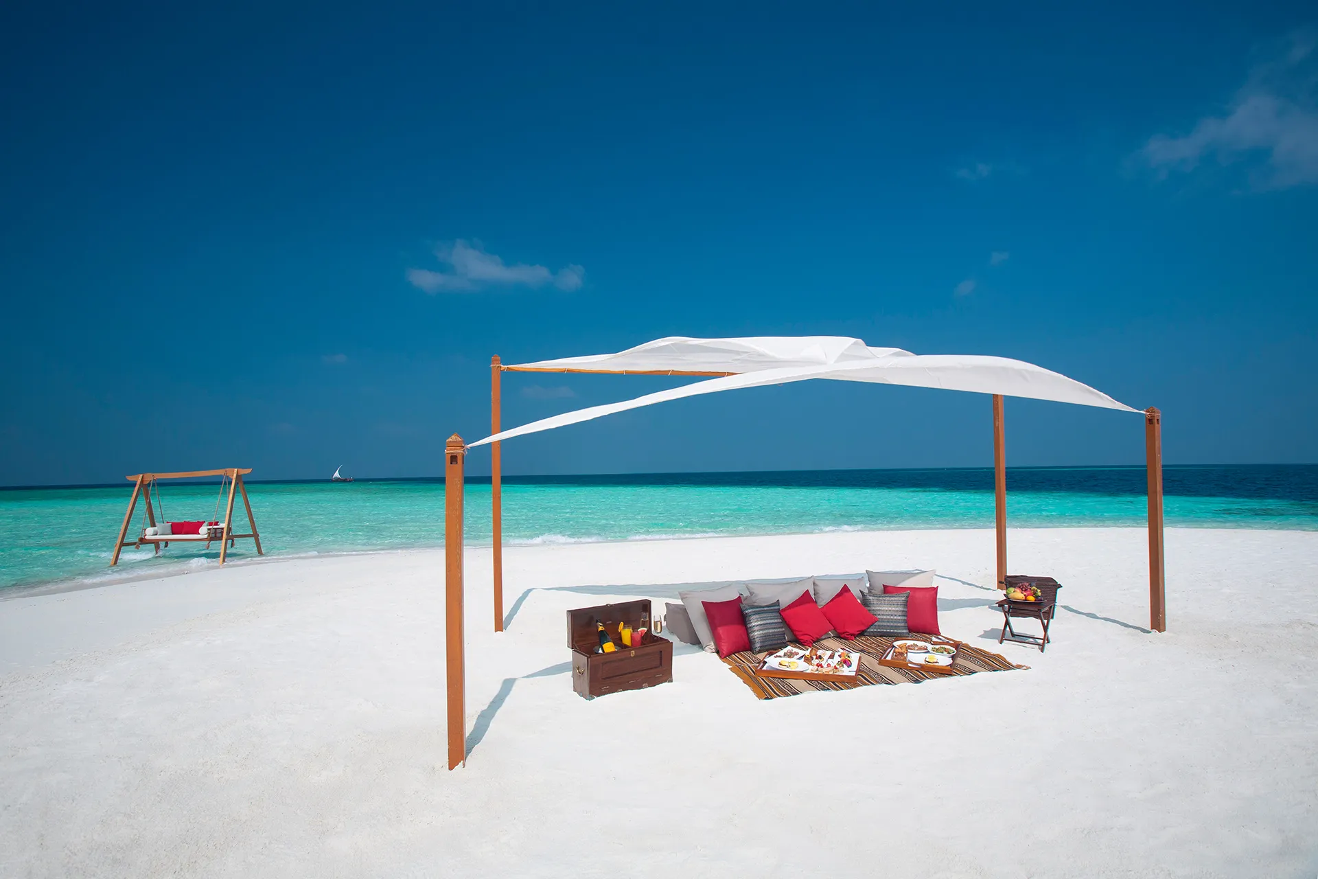 Picknickplatz mit Sonnensegel auf maledivischer Sandbank