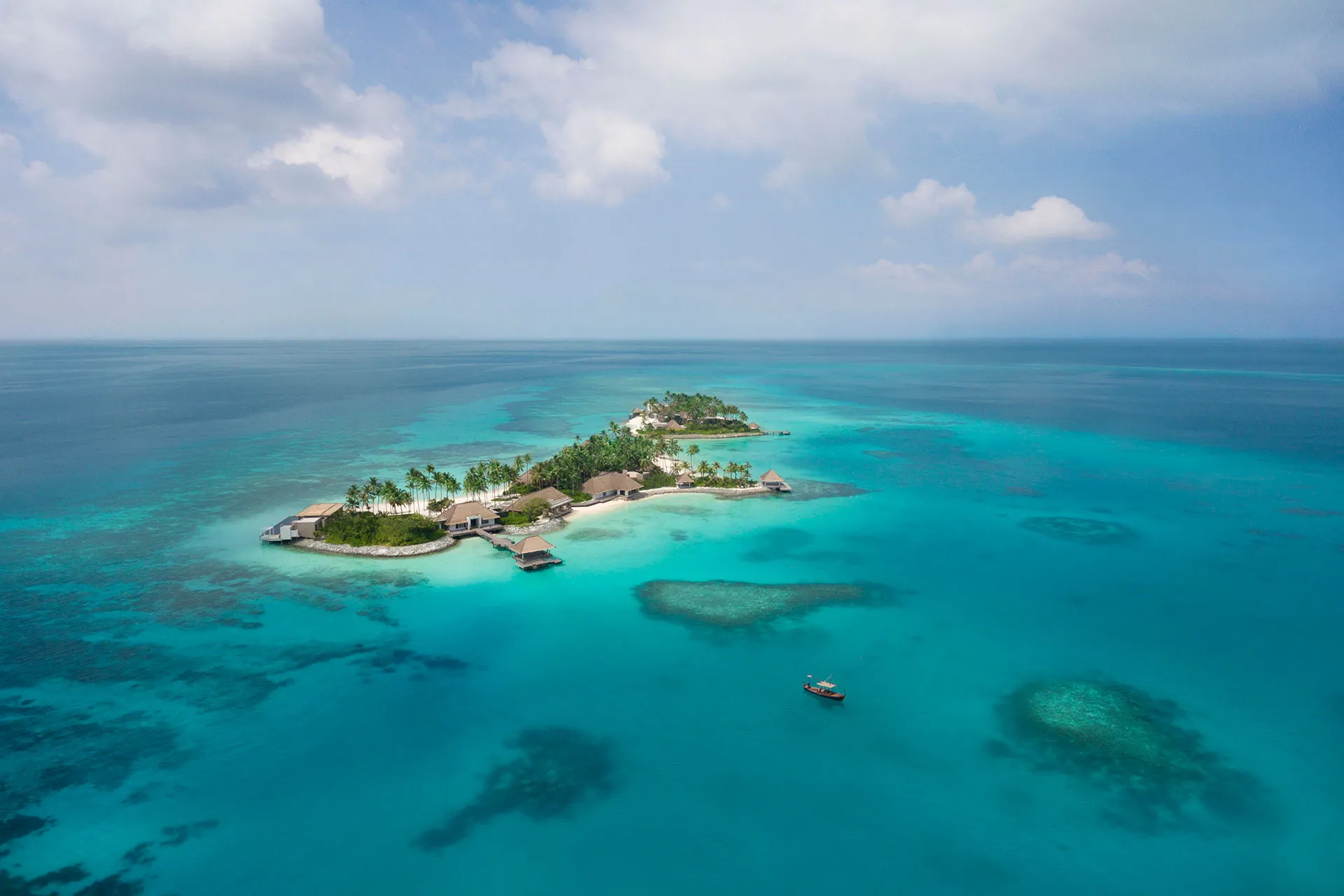 Insel mit Häusern im Indischen Ozean