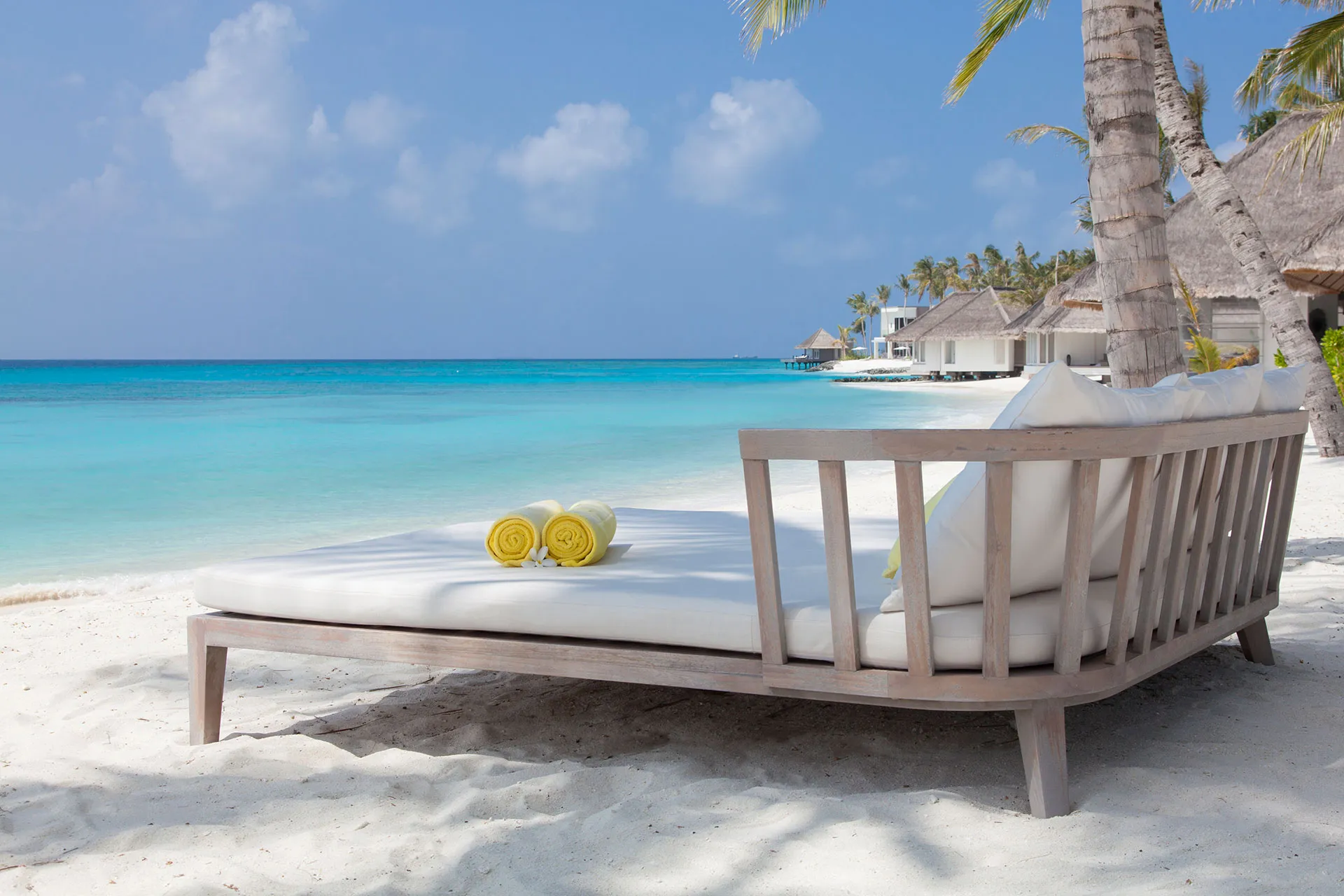 Luxuriöses Tagesbett am Sandstrand