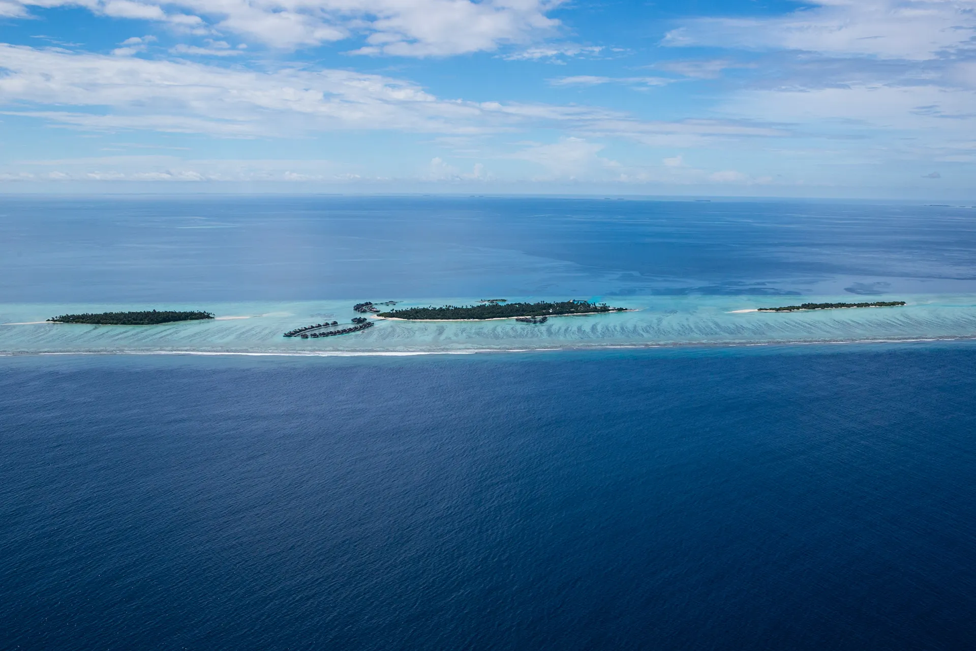 Maledivische Insel aus Sicht eines Wasserflugzeugs