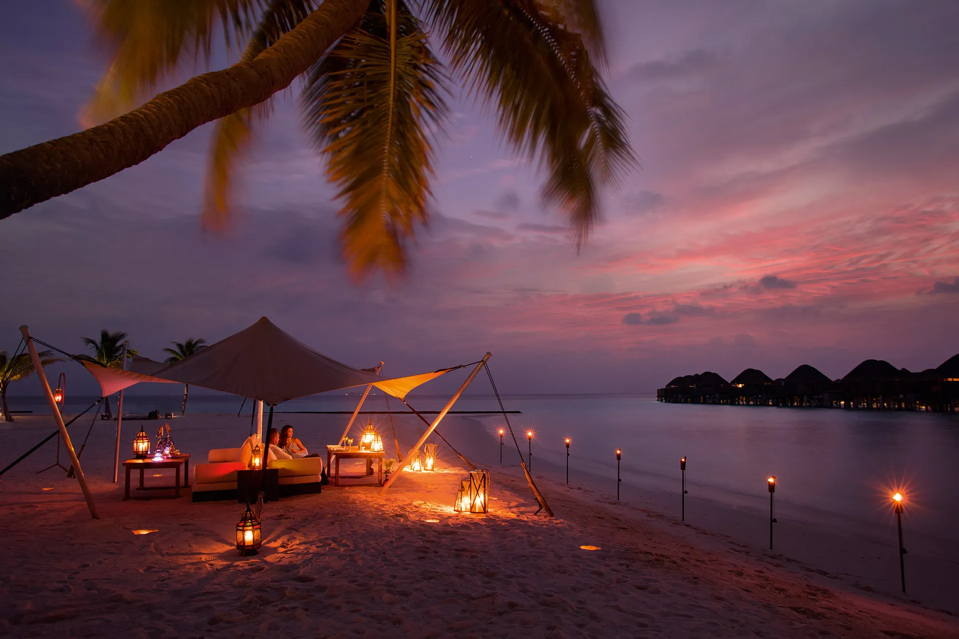 Romantisches Dinner bei Nacht am Strand