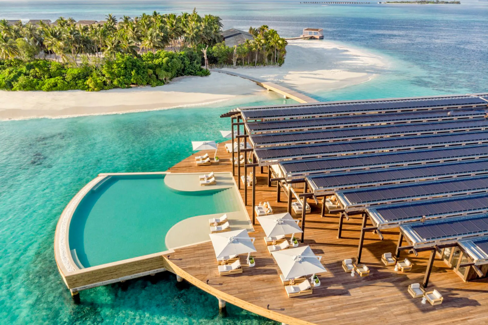 Gebäude über Meer mit Solardach
