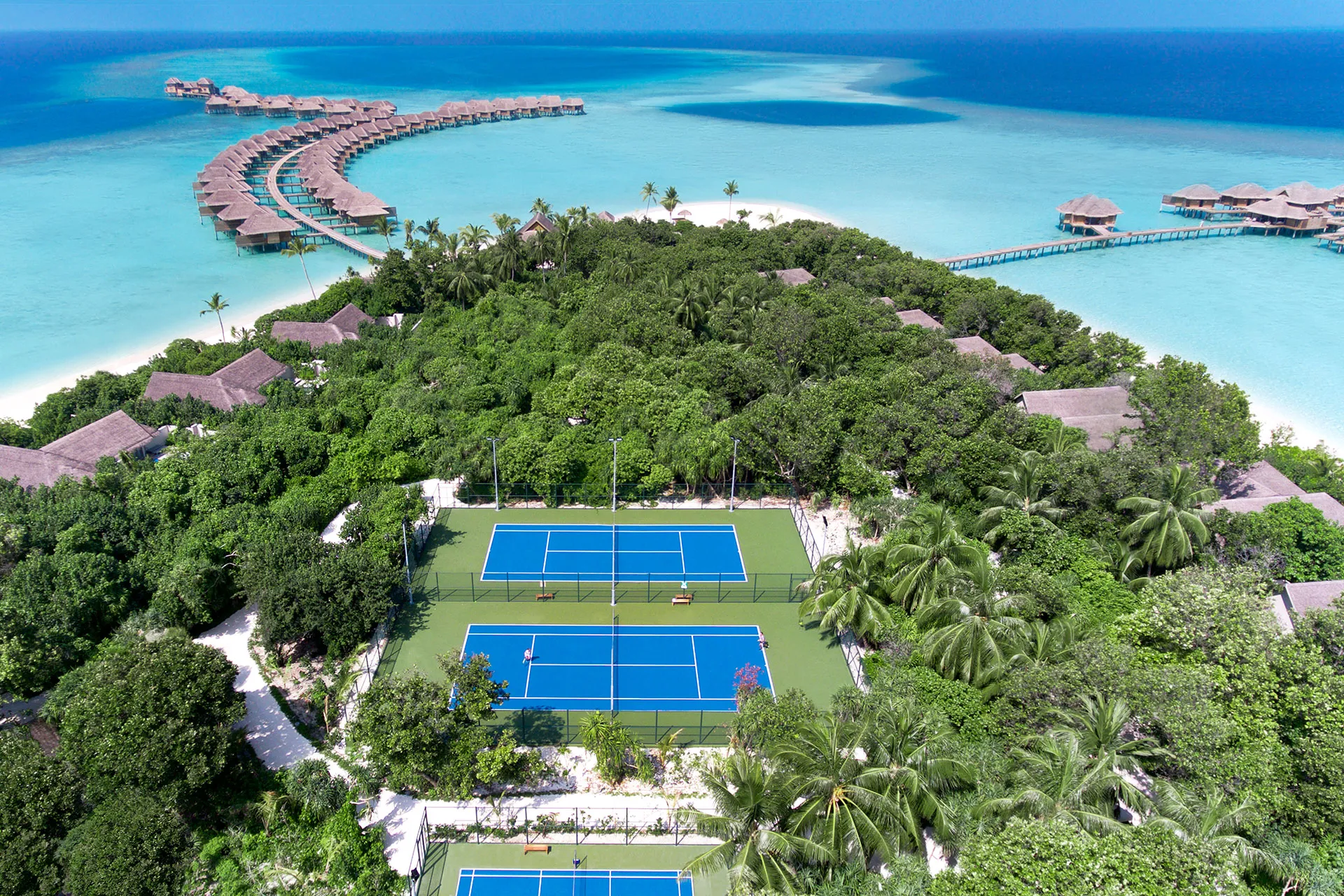 Tennisplätze auf maledivischer Insel