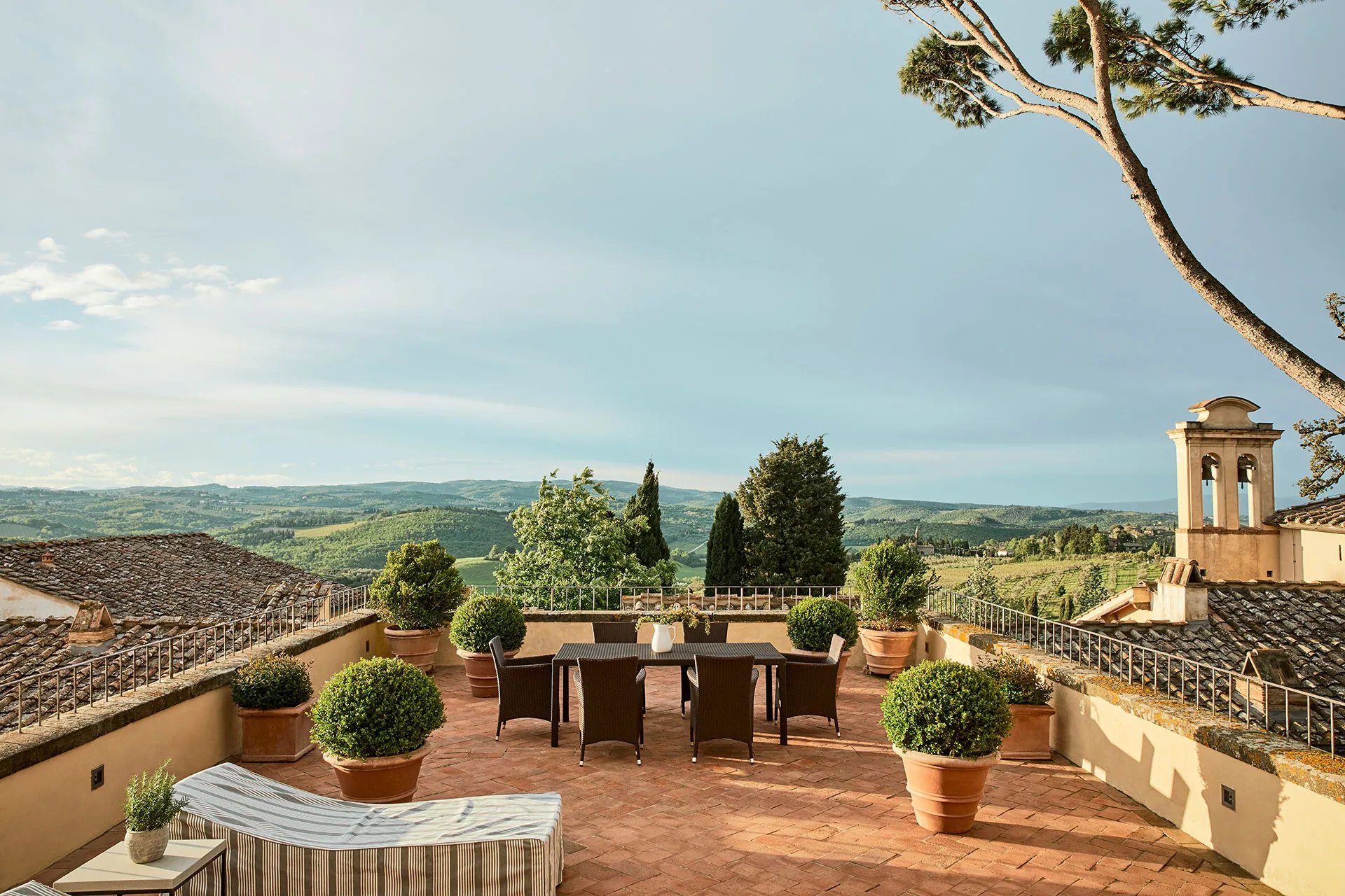 Ausblick von Terrasse auf toskanische Landschaft